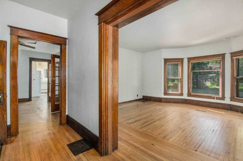 221 South Pine Street - Photo 3 of 28