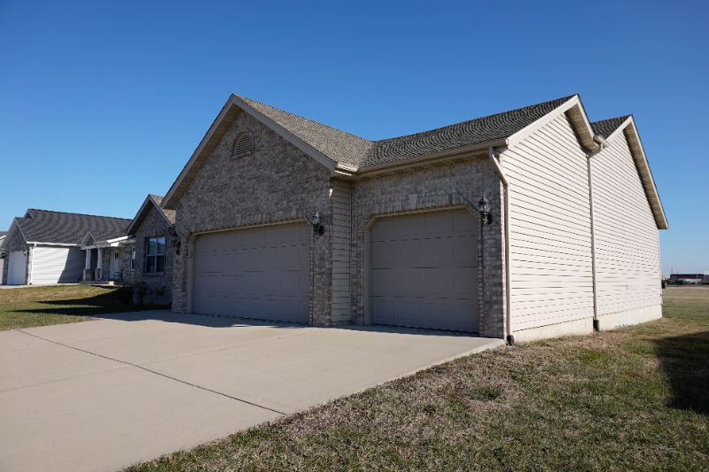 295 Stetson Dr - Photo 3 of 40