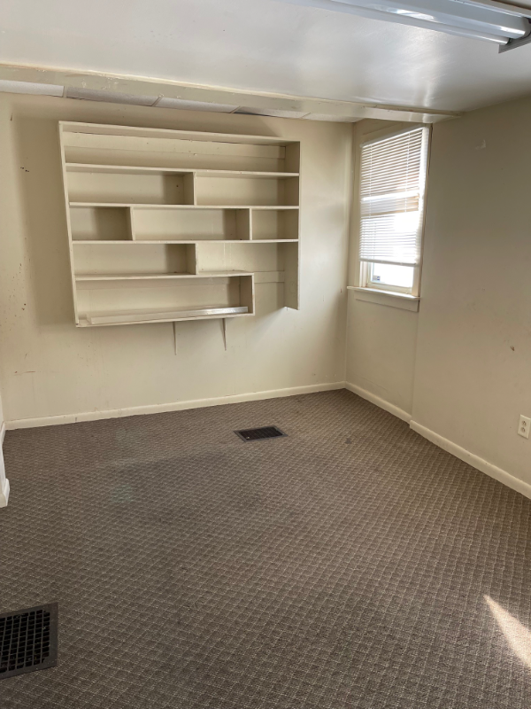 627 W 17th St - Photo 2 of 4