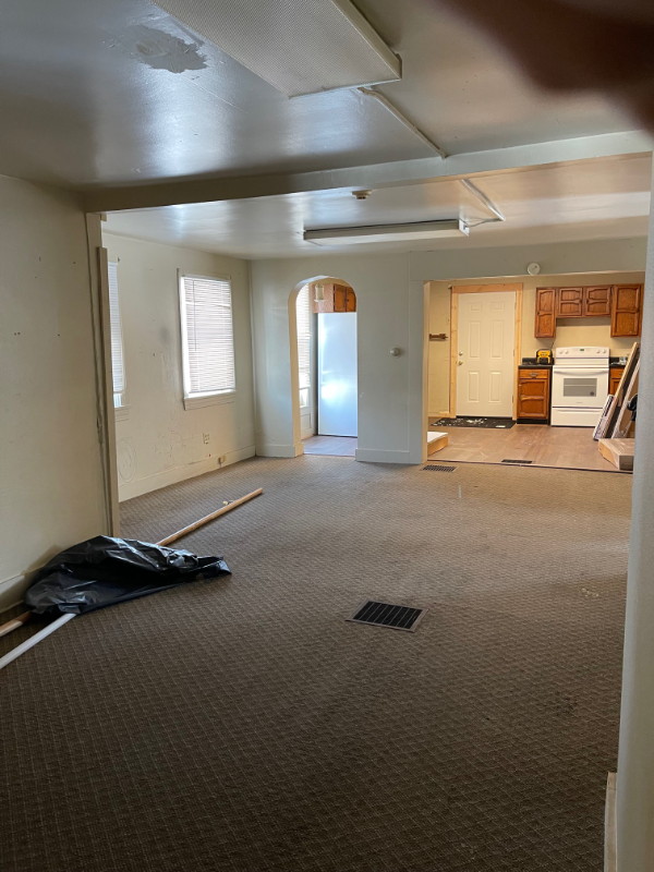 627 W 17th St - Photo 3 of 4