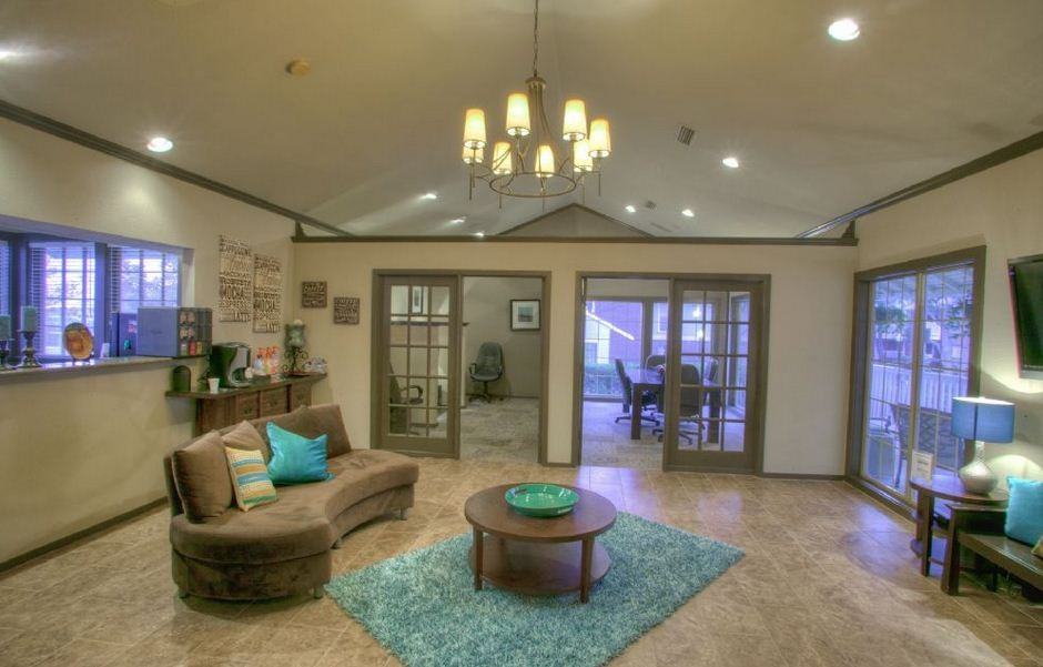 2528 W Royal Ln C5 - Photo 2 of 11