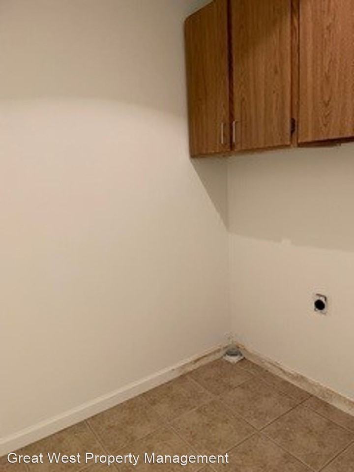 323 N. J St - Photo 2 of 20