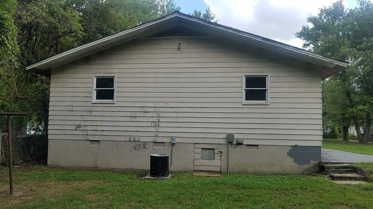 1611 Brockett Ave - Photo 2 of 8