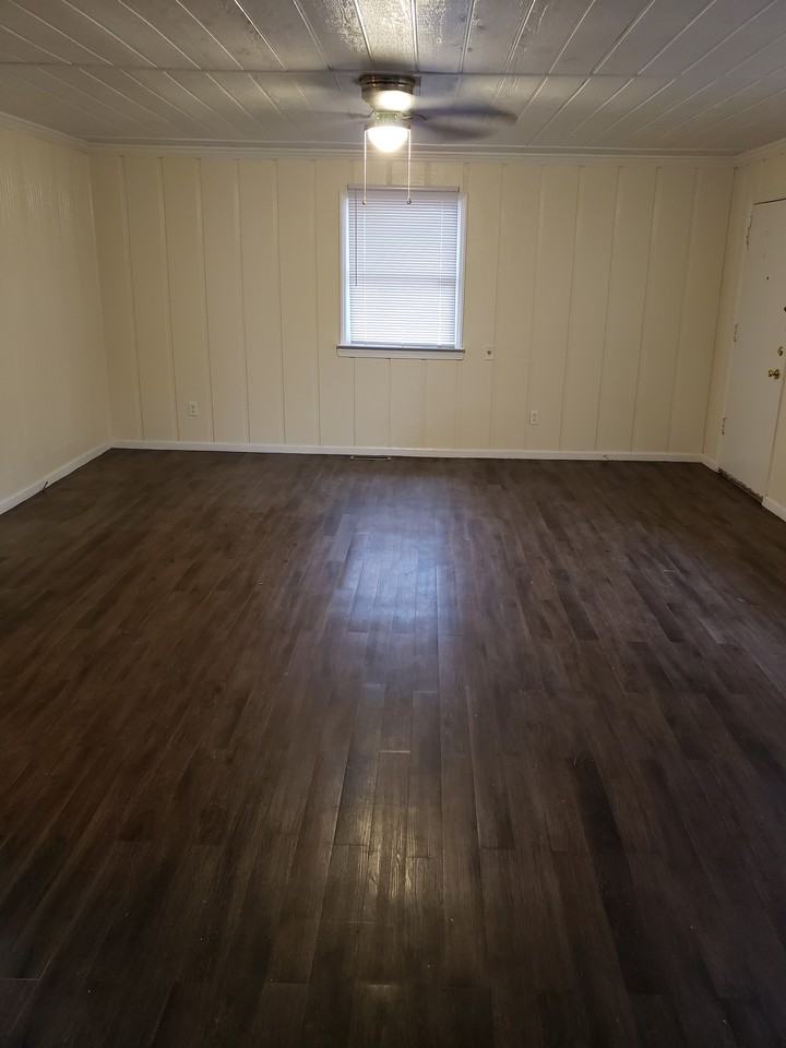 1611 Brockett Ave - Photo 3 of 8