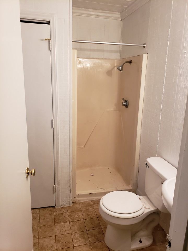 1611 Brockett Ave - Photo 4 of 8