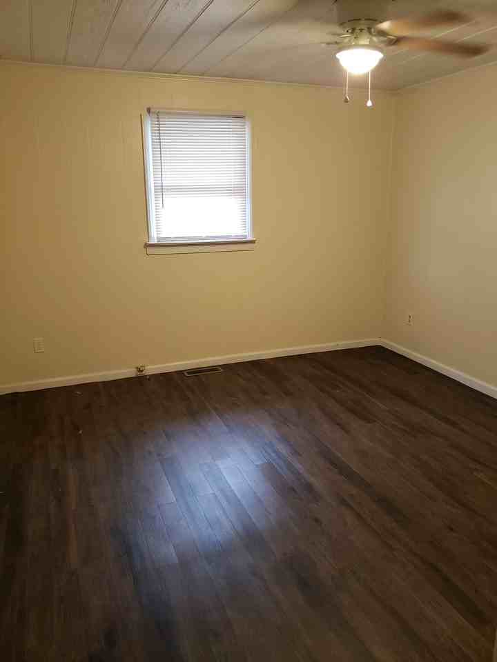 1611 Brockett Ave - Photo 7 of 8