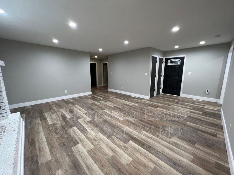 738 E Powell St - Photo 2 of 22