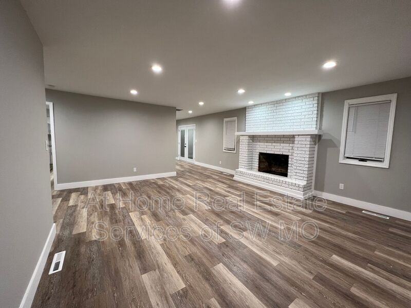 738 E Powell St - Photo 4 of 22