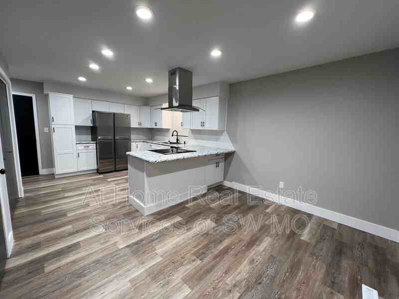 738 E Powell St - Photo 6 of 22