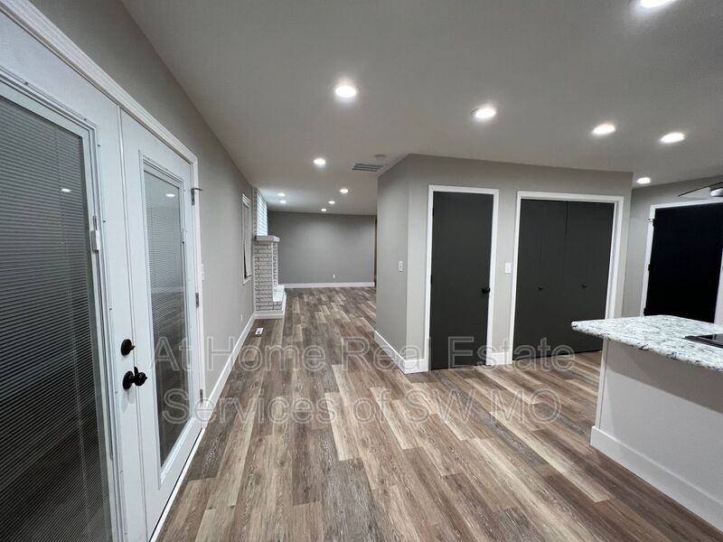 738 E Powell St - Photo 7 of 22