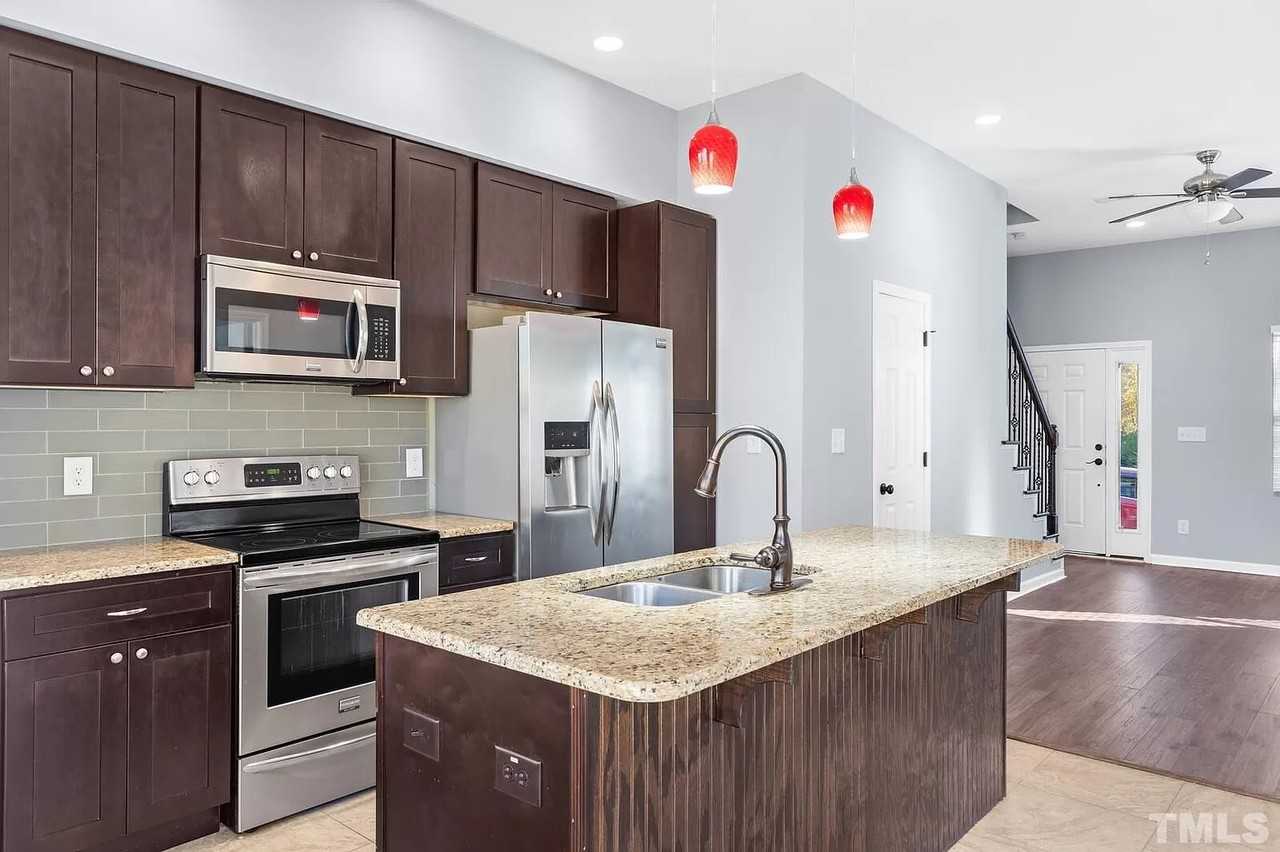 129 Pineland Cir - Photo 3 of 27