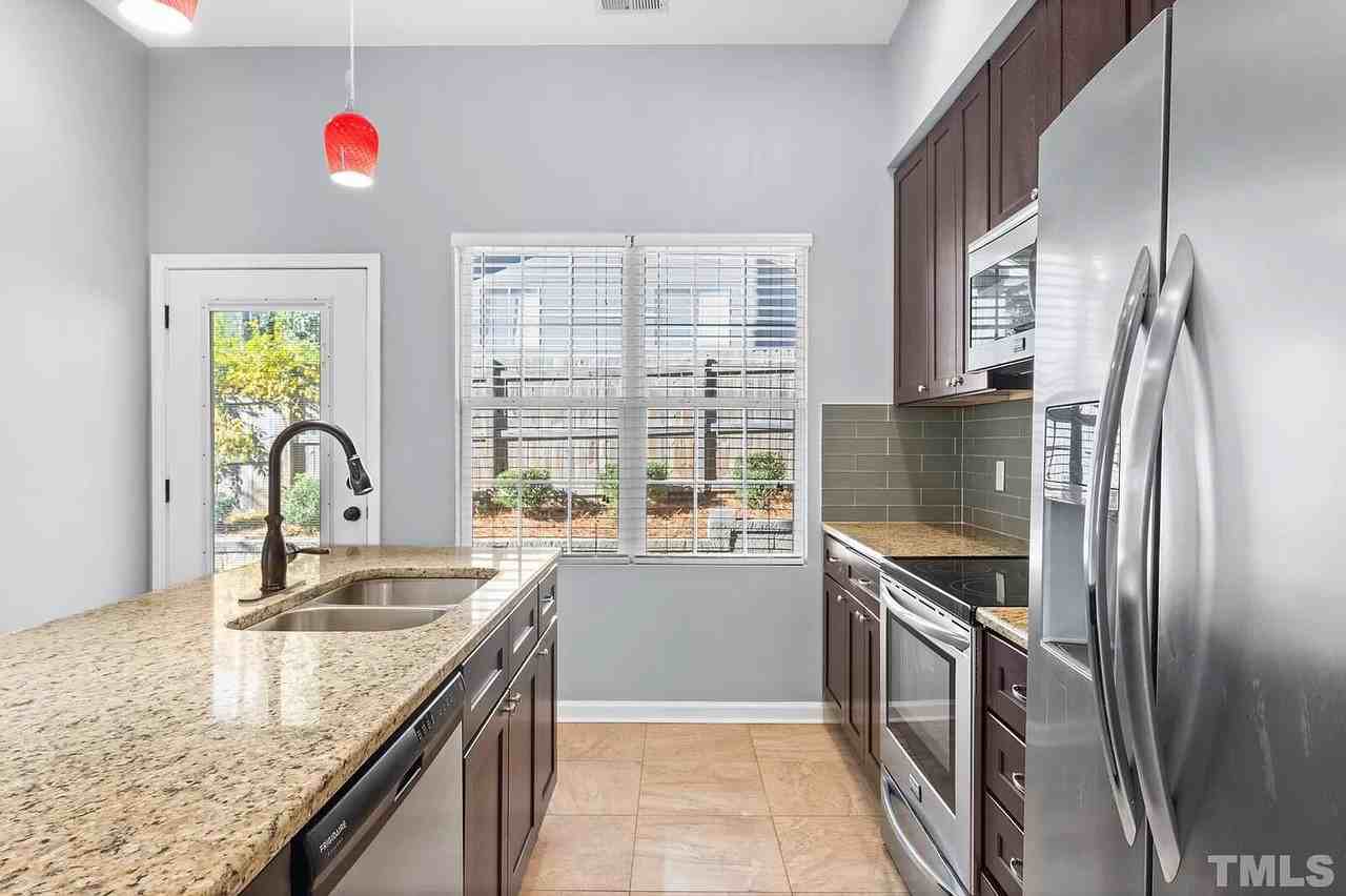 129 Pineland Cir - Photo 4 of 27