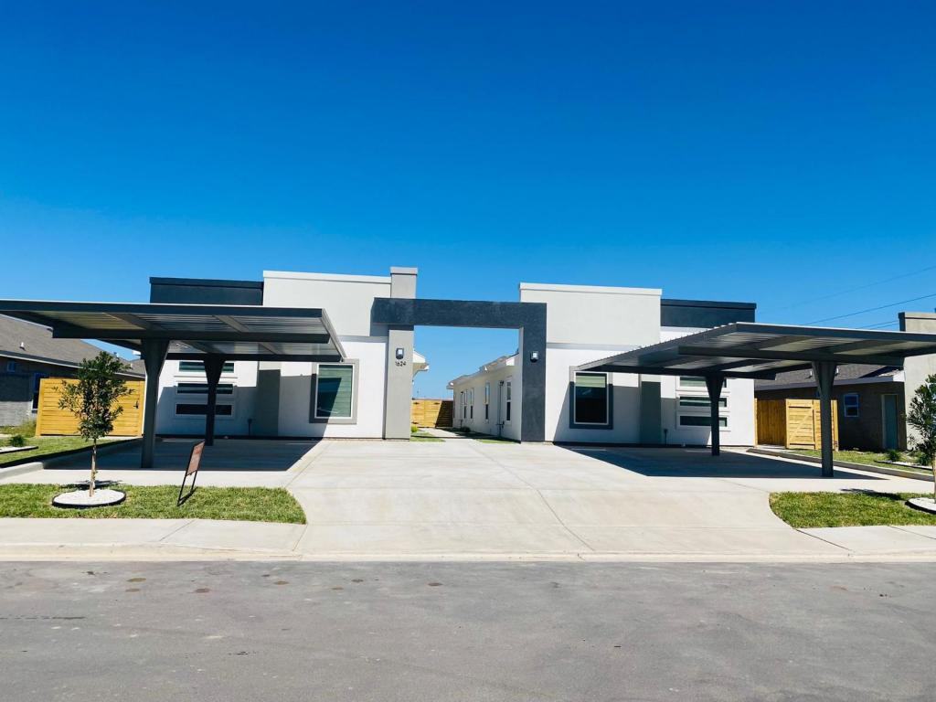 1621 Summit Dr. Apt. 1 - Photo 2 of 12