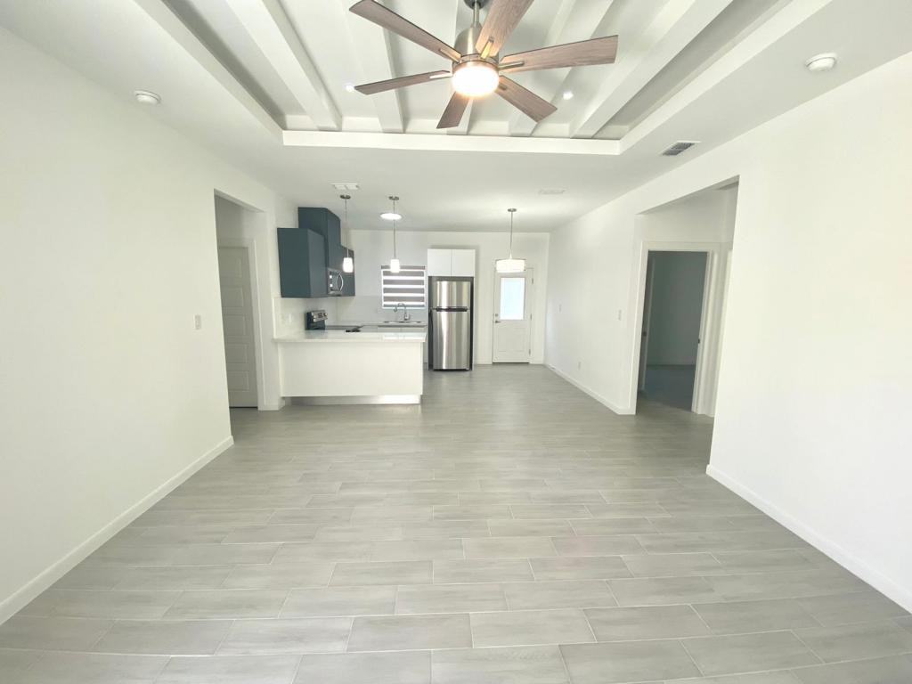 1621 Summit Dr. Apt.2 - Photo 3 of 14