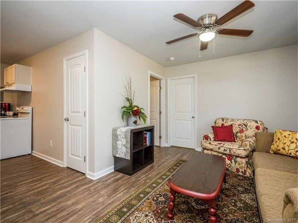 305 S Spargo St #B - Photo 2 of 12