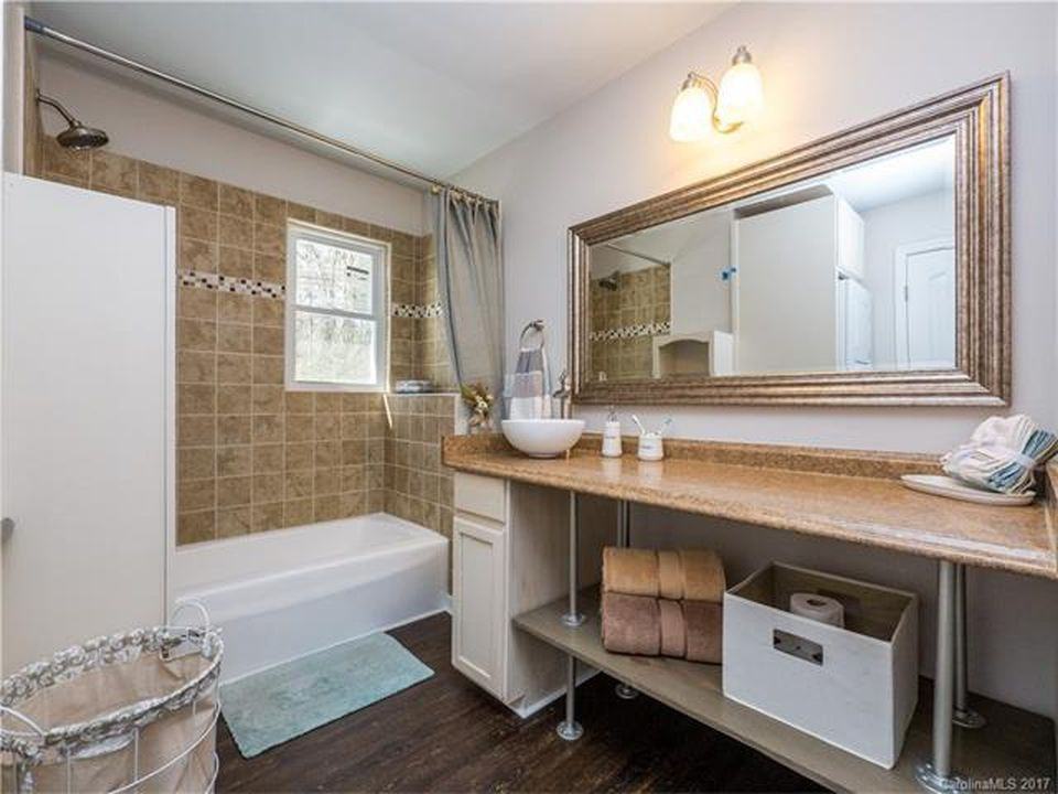 305 S Spargo St #B - Photo 4 of 12