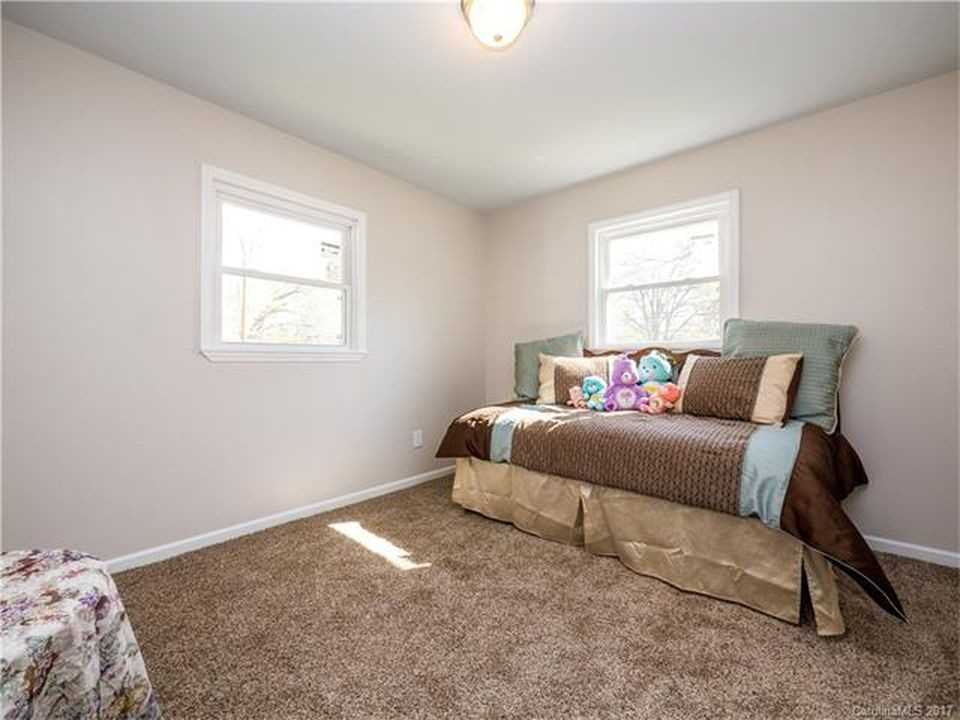 305 S Spargo St #B - Photo 6 of 12