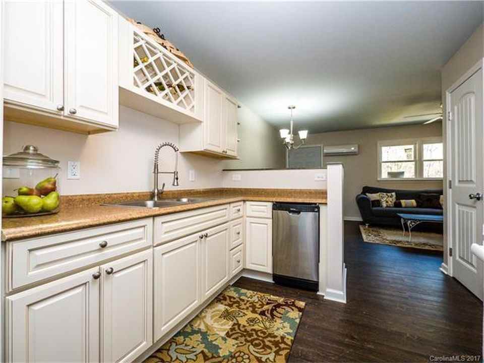 305 S Spargo St #B - Photo 7 of 12