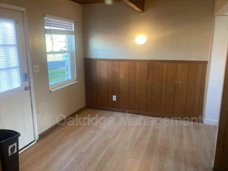 1527 Spruce Ave - Photo 2 of 5