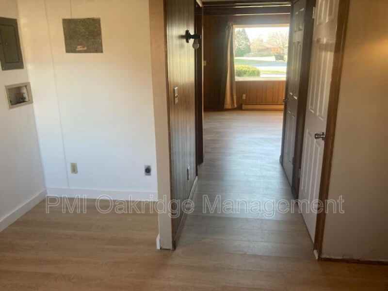 1527 Spruce Ave - Photo 3 of 5