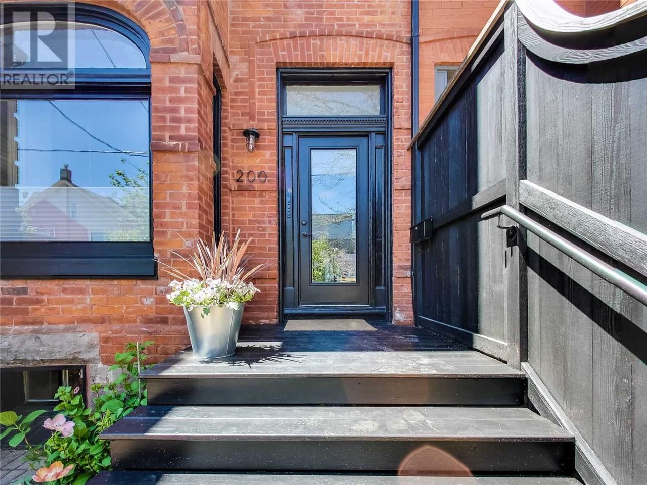 199 Robert Street - Photo 2 of 11