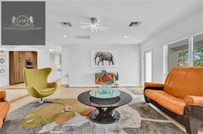 914 Southeast 11th Street - Photo 2 of 24