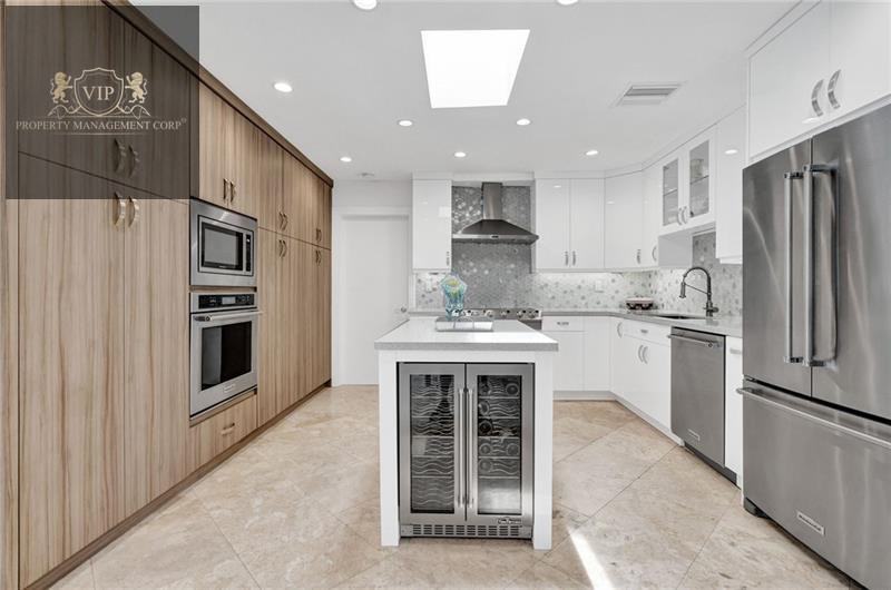 914 Southeast 11th Street - Photo 3 of 24