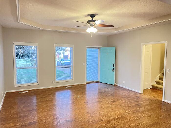 203 Hunterwood Dr - Photo 3 of 23