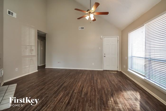 15610 Riverside Grove Dr - Photo 2 of 15