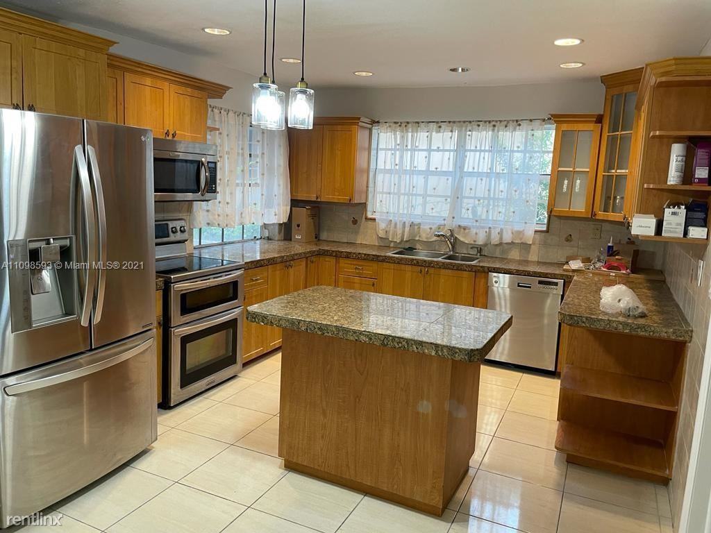 8950 Harding Ave - Photo 2 of 10