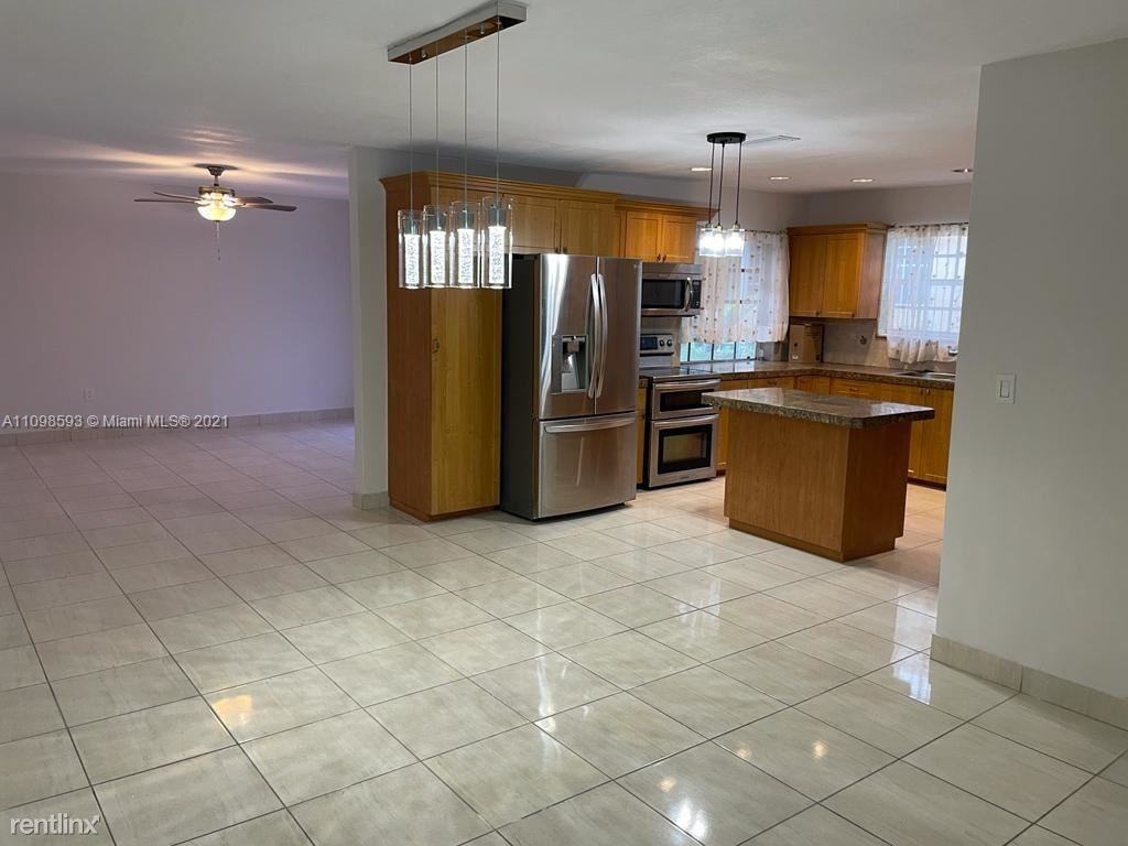 8950 Harding Ave - Photo 3 of 10