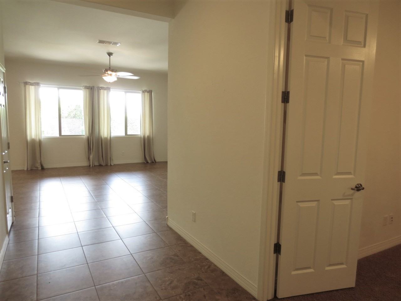 1133 E Buckingham Ave - Photo 4 of 50