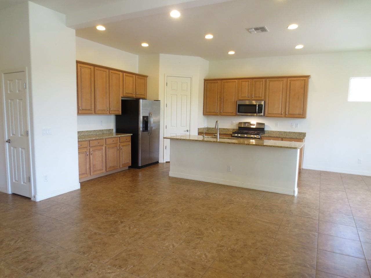 1133 E Buckingham Ave - Photo 5 of 50