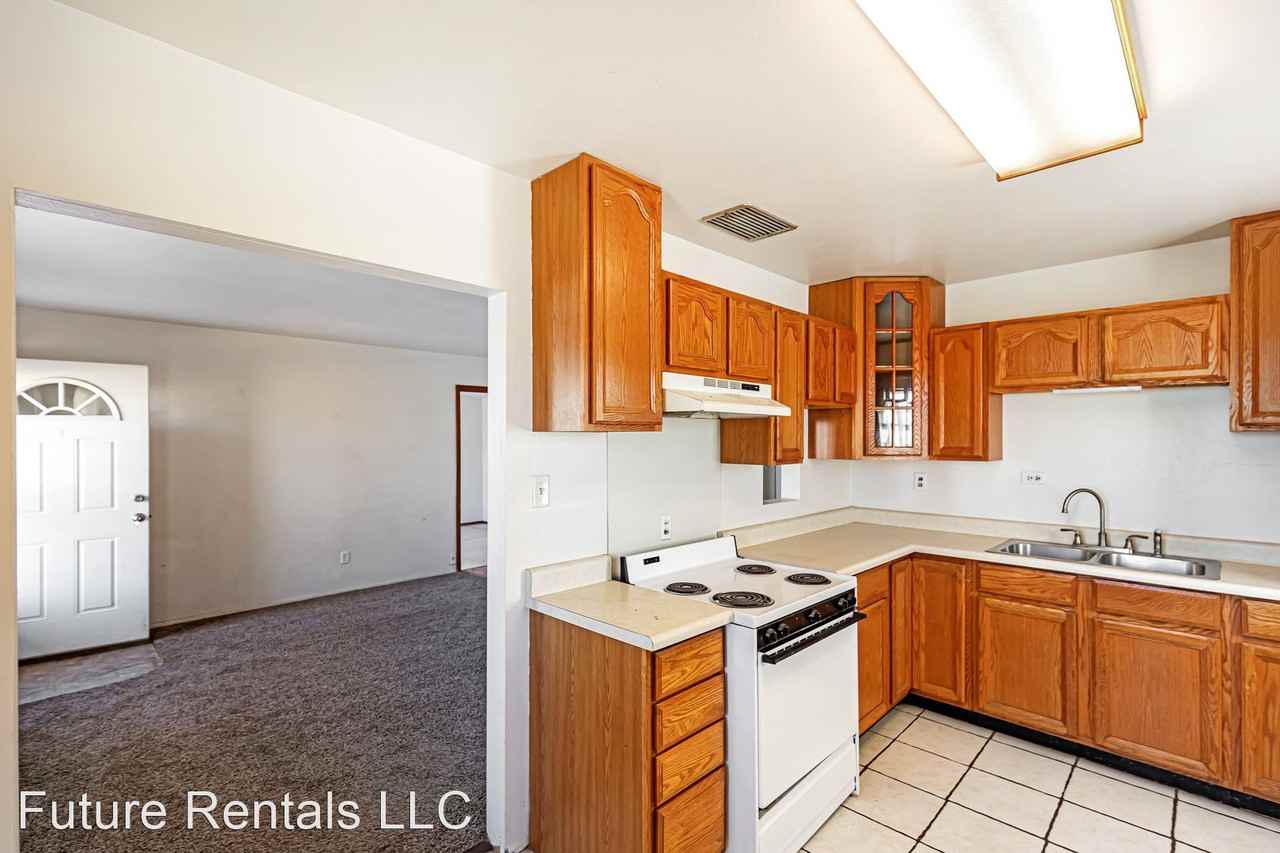 1000 Dexter Ln - Photo 3 of 20