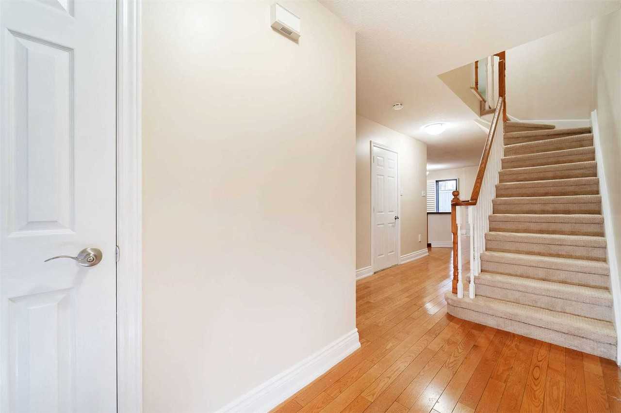 3100 Fifth Line West ##2 - Photo 3 of 21