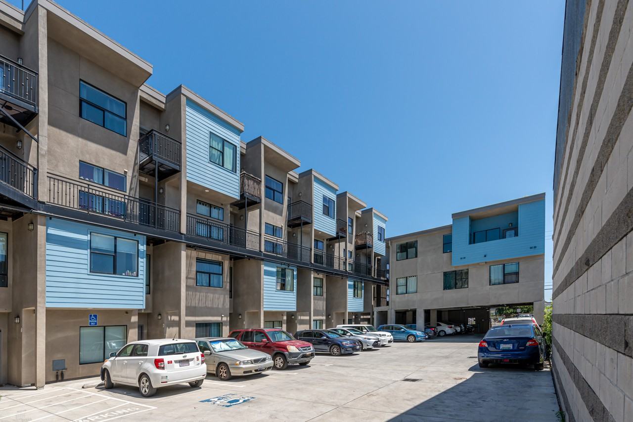 1130 65th St - Photo 3 of 12