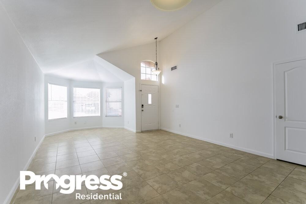 9528 W Clara Ln - Photo 3 of 21