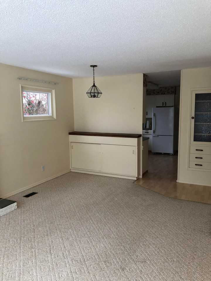 2035 Mcbride Cres #2035 - Photo 3 of 10