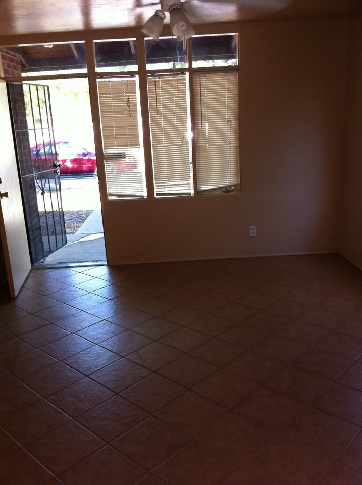 1045 E 9th St #1045 - Photo 3 of 15