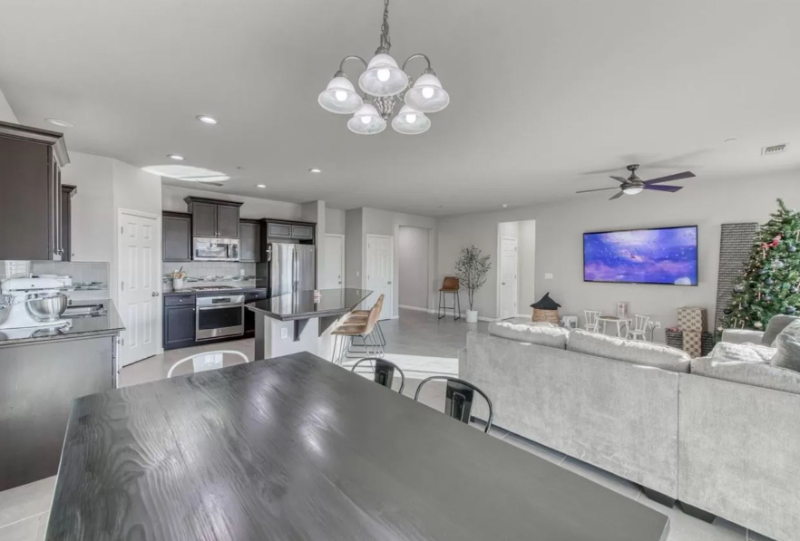 3770 Griffith Ave - Photo 3 of 6