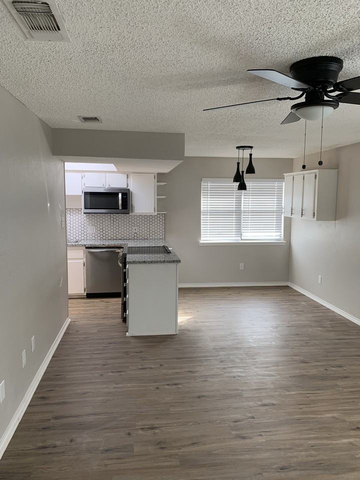 5818 8th St - Photo 3 of 7