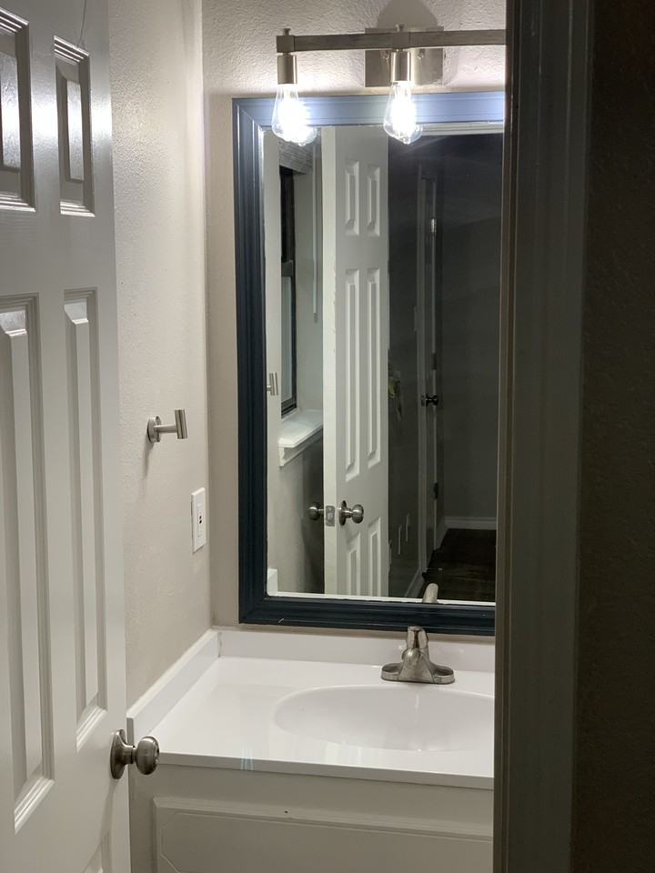 5818 8th St - Photo 4 of 7