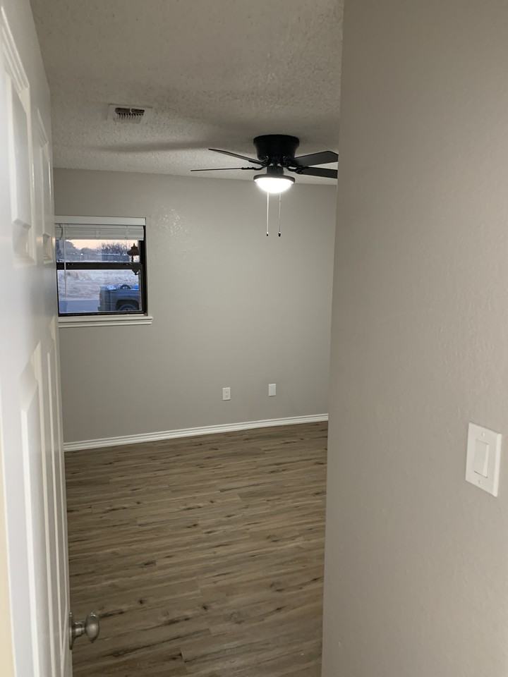 5818 8th St - Photo 7 of 7