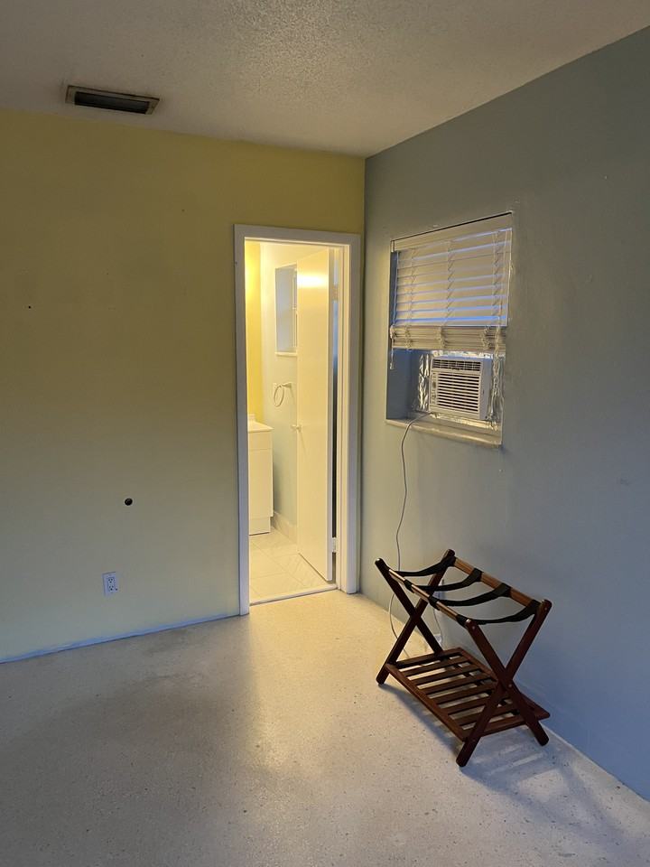 3149 Ne 2nd Ave - Photo 3 of 6