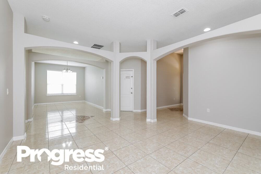 2103 The Oaks Blvd - Photo 3 of 16