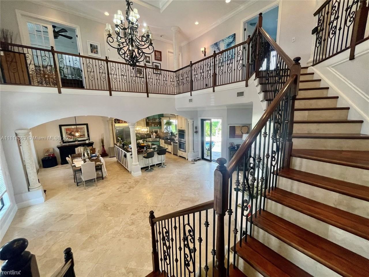 2730 Ne 58th St - Photo 2 of 10