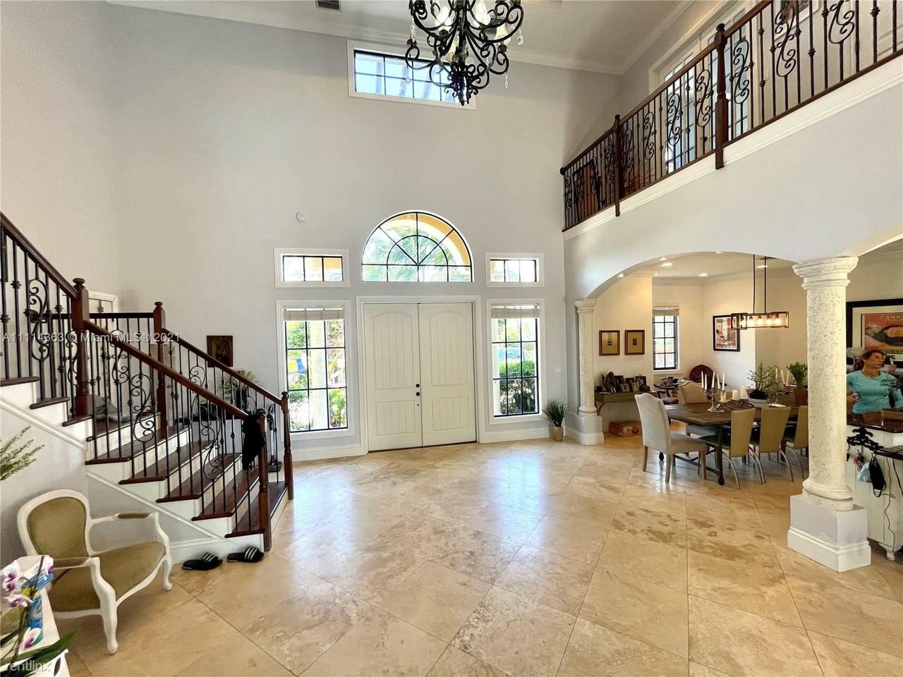 2730 Ne 58th St - Photo 3 of 10