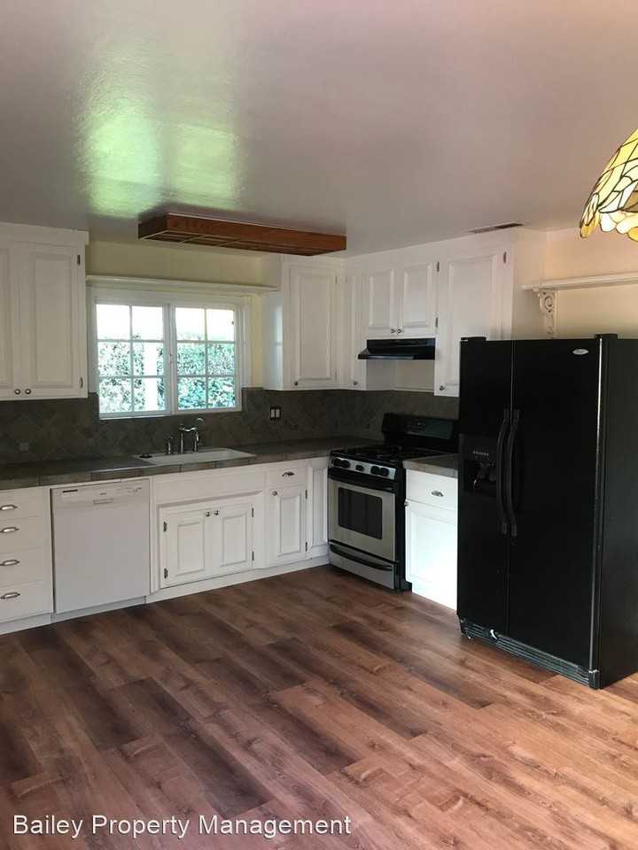 3231 Victory Ln - Photo 3 of 14