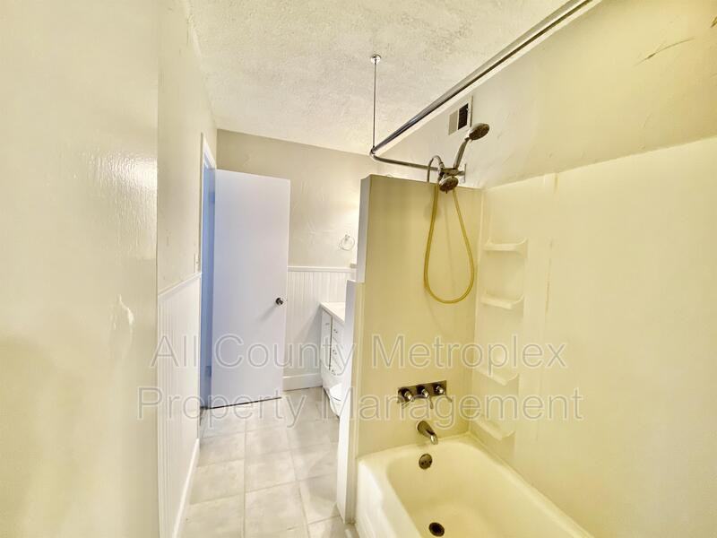 828 Kingswood Ave - Photo 7 of 12