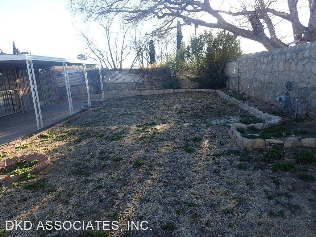 325 Chermont Dr - Photo 3 of 22